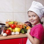 Ребенок на кухне: чем занять и какую пользу это принесет