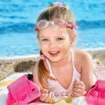 Со скольки лет можно загорать детям