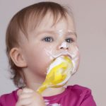 Детская манная каша с банановым пюре