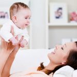 Советы молодой маме: чем заняться с грудничком дома
