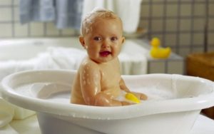 Купание ребенка в ванне