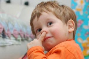 Советы родителям: как отучить ребенка ковырять в носу