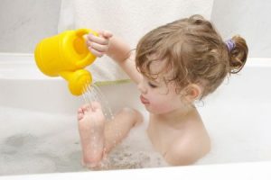 Когда начинать мыть ребенка под душем