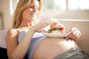 Острая, копченая и вяленая пища во время беременности