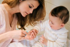 Как подстричь ногти ребенку, если он сопротивляется
