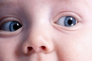 Почему у новорожденного слезятся глаза