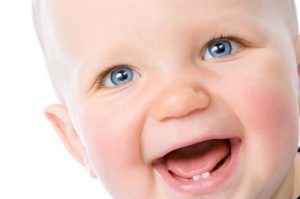 Когда появляются первые зубы у ребенка