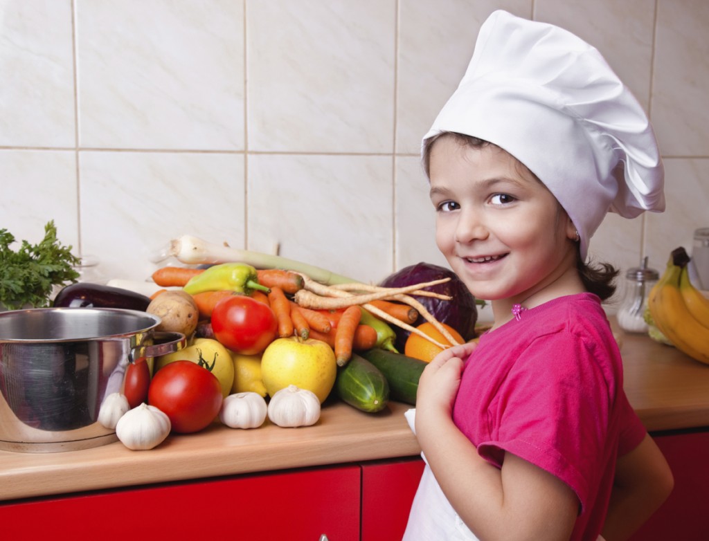 Ребенок на кухне: чем занять и какую пользу это принесет