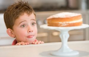 Дети и сладкое: как избежать ожирения и сохранить зубы