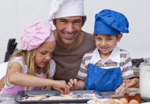 папа с детьми на кухне