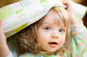 Советы родителям: как отучить ребенка сосать одеяло