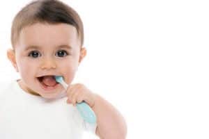 Первая чистка зубов: когда начинать?
