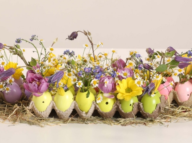 Пасхальная композиция из цветов и яичной скорлупы