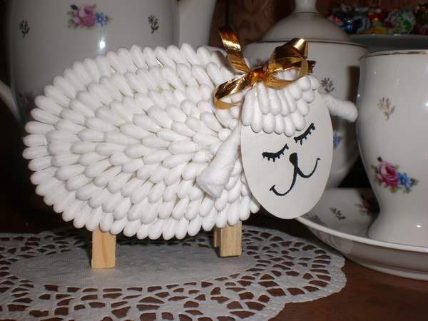 Новогодние поделки: овца из ватных палочек