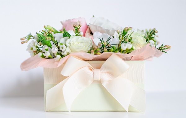 подарок на 8 марта, коробка, цветы
